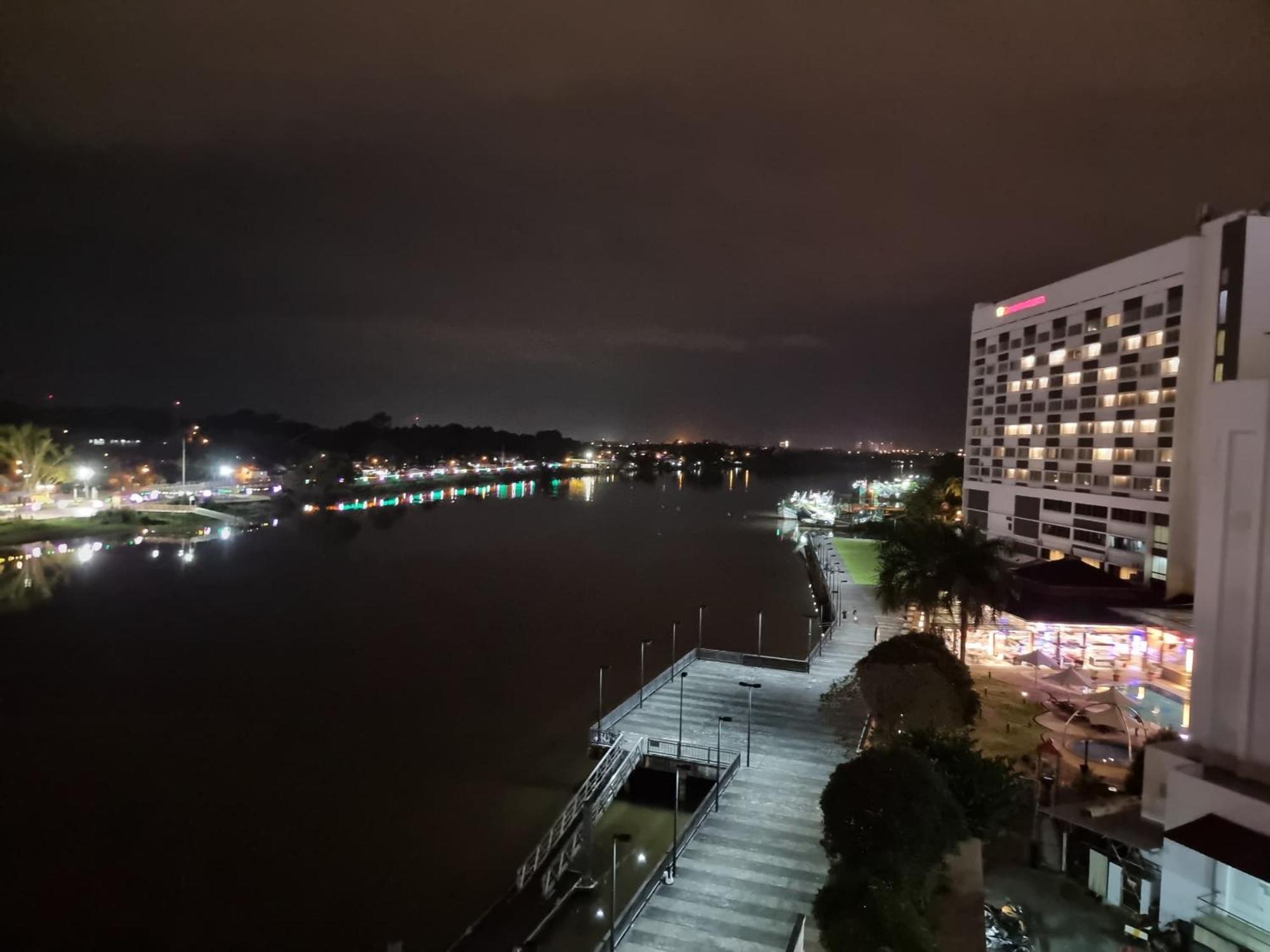 Cozzzy Hut Riverbank Suites Kuching With Spectacular River View Exteriör bild