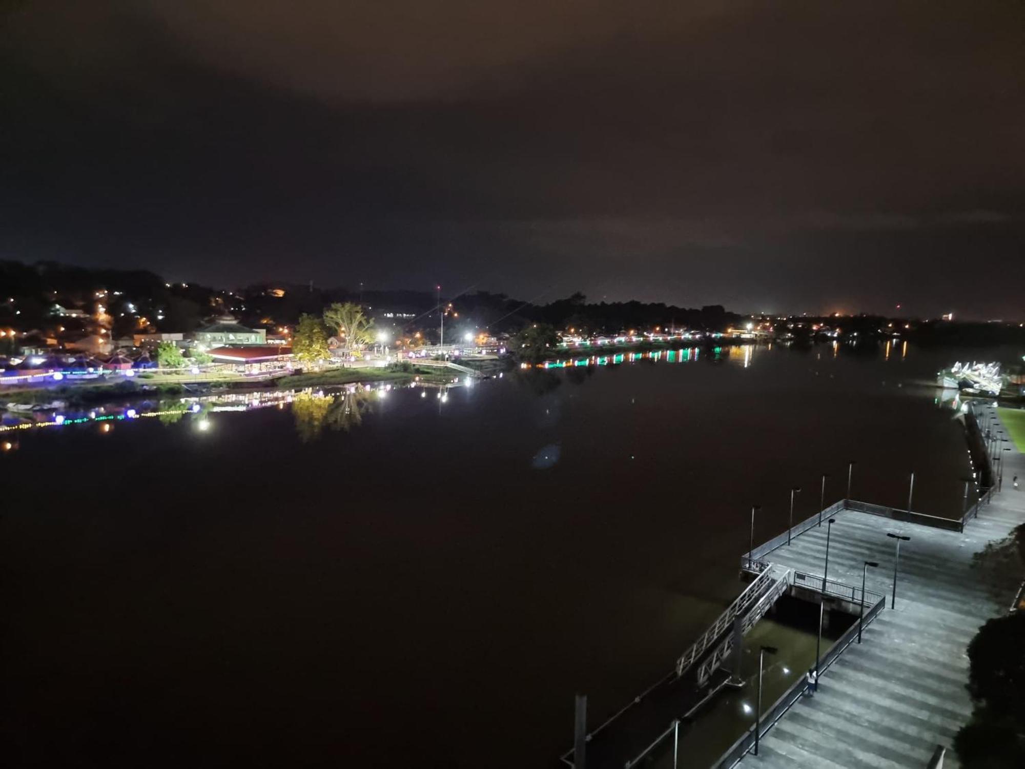 Cozzzy Hut Riverbank Suites Kuching With Spectacular River View Exteriör bild