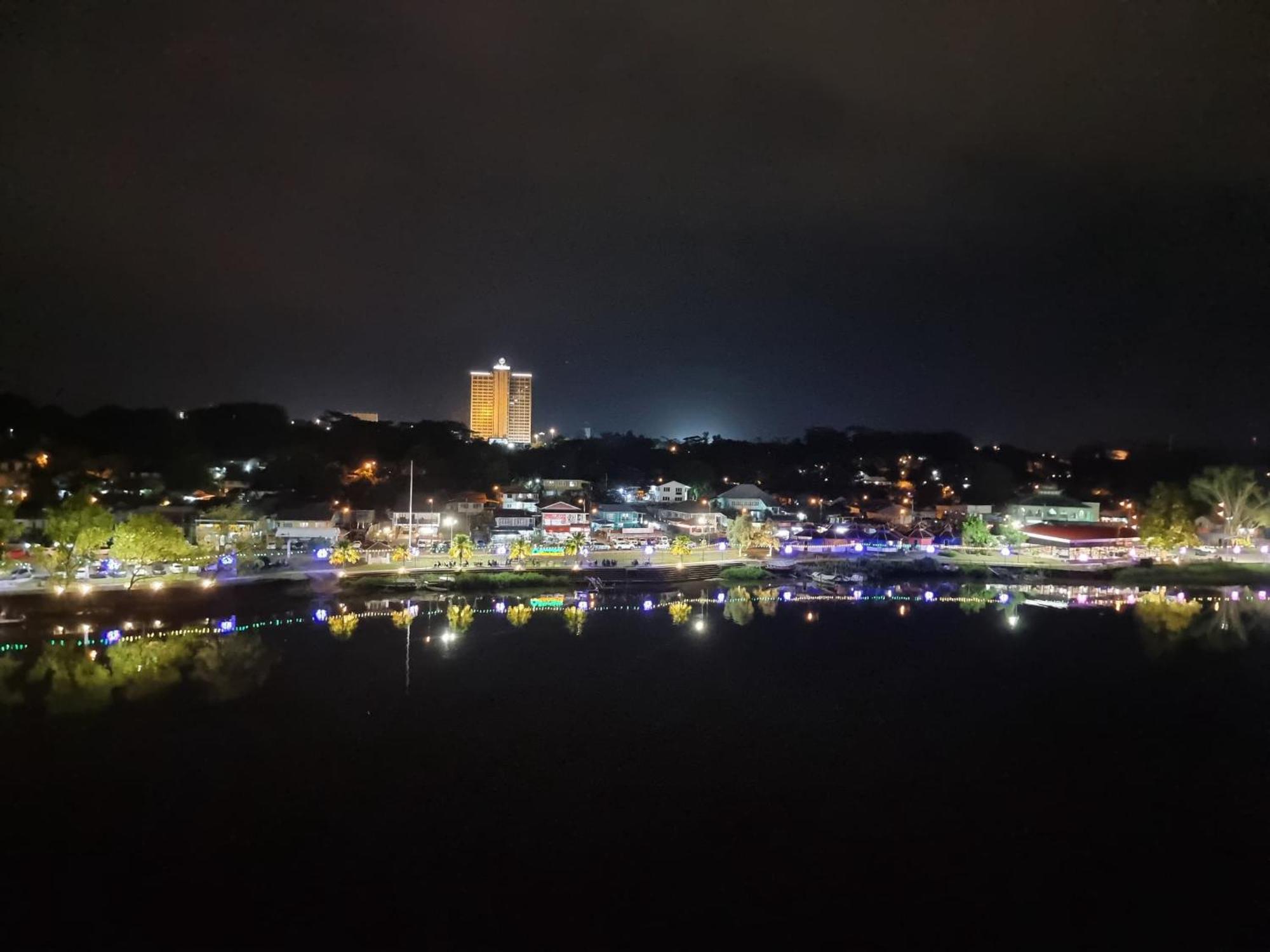 Cozzzy Hut Riverbank Suites Kuching With Spectacular River View Exteriör bild