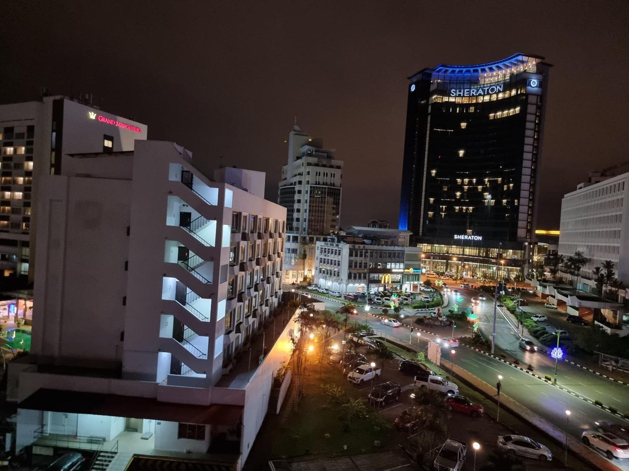 Cozzzy Hut Riverbank Suites Kuching With Spectacular River View Exteriör bild