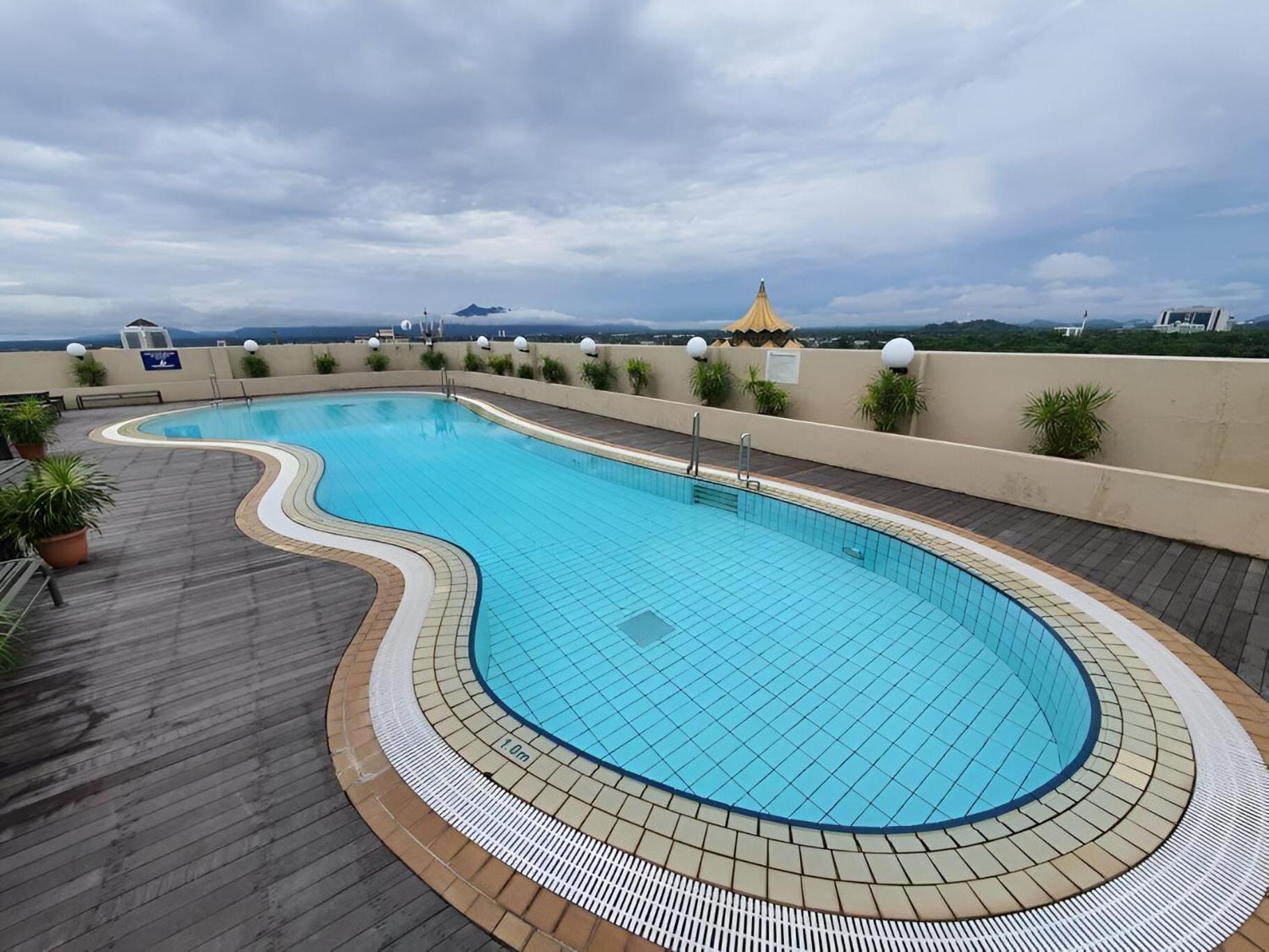 Cozzzy Hut Riverbank Suites Kuching With Spectacular River View Exteriör bild