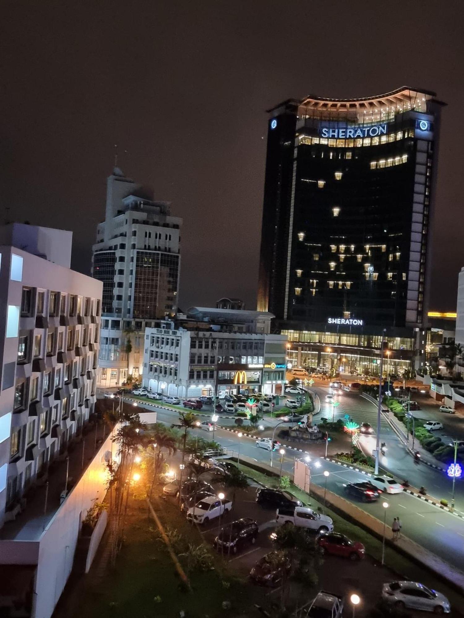Cozzzy Hut Riverbank Suites Kuching With Spectacular River View Exteriör bild