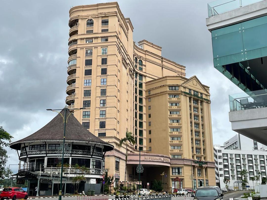 Cozzzy Hut Riverbank Suites Kuching With Spectacular River View Exteriör bild