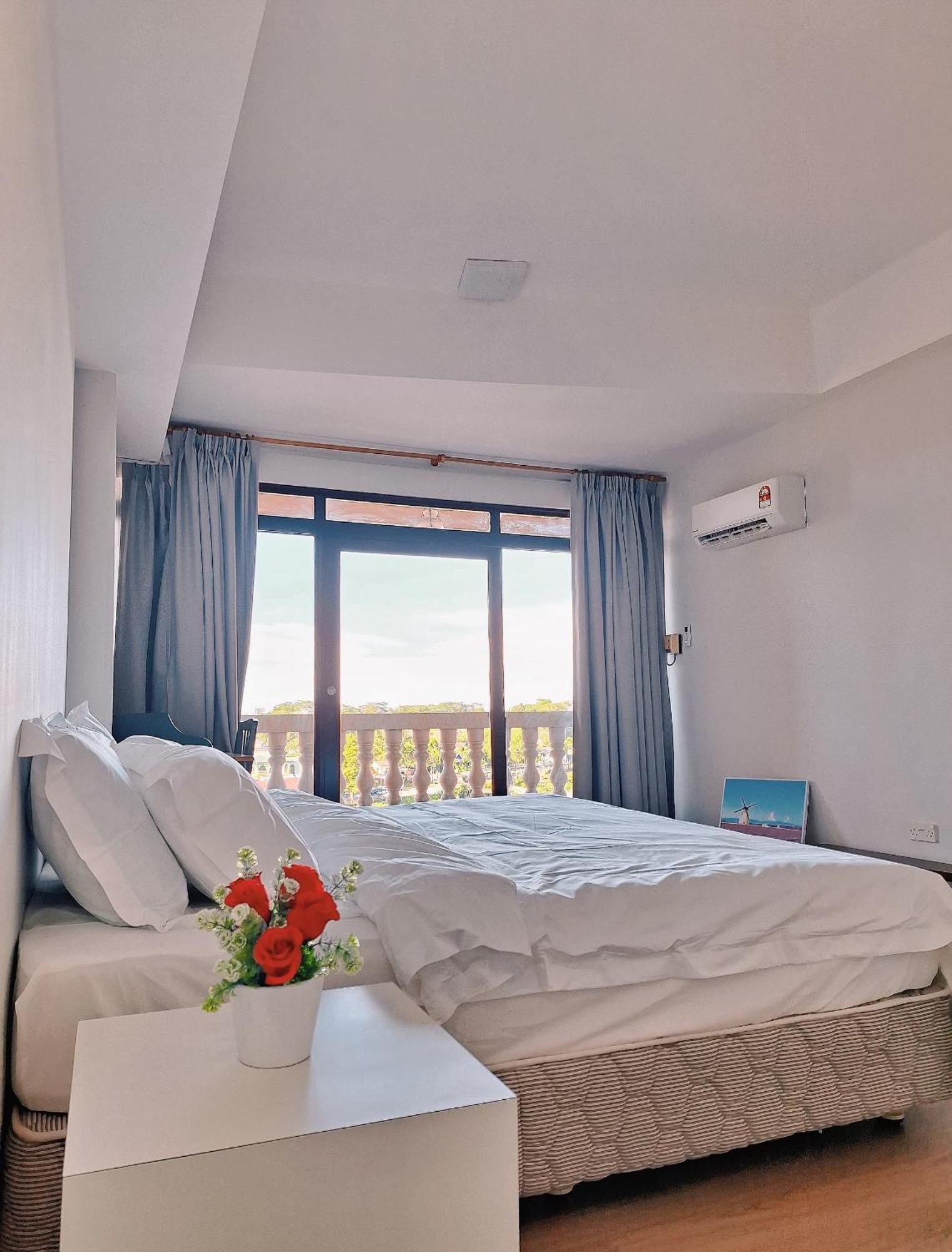 Cozzzy Hut Riverbank Suites Kuching With Spectacular River View Exteriör bild