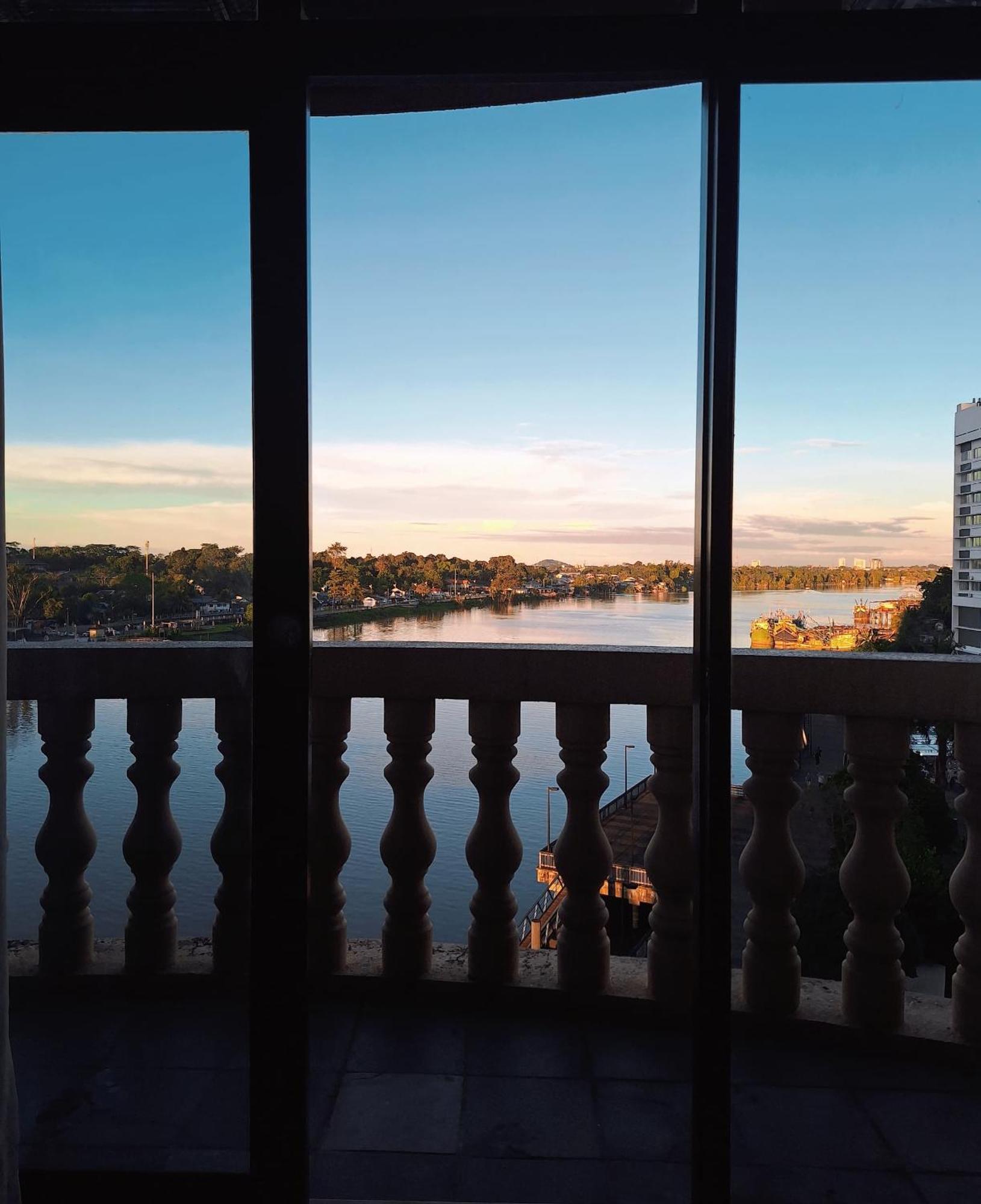 Cozzzy Hut Riverbank Suites Kuching With Spectacular River View Exteriör bild