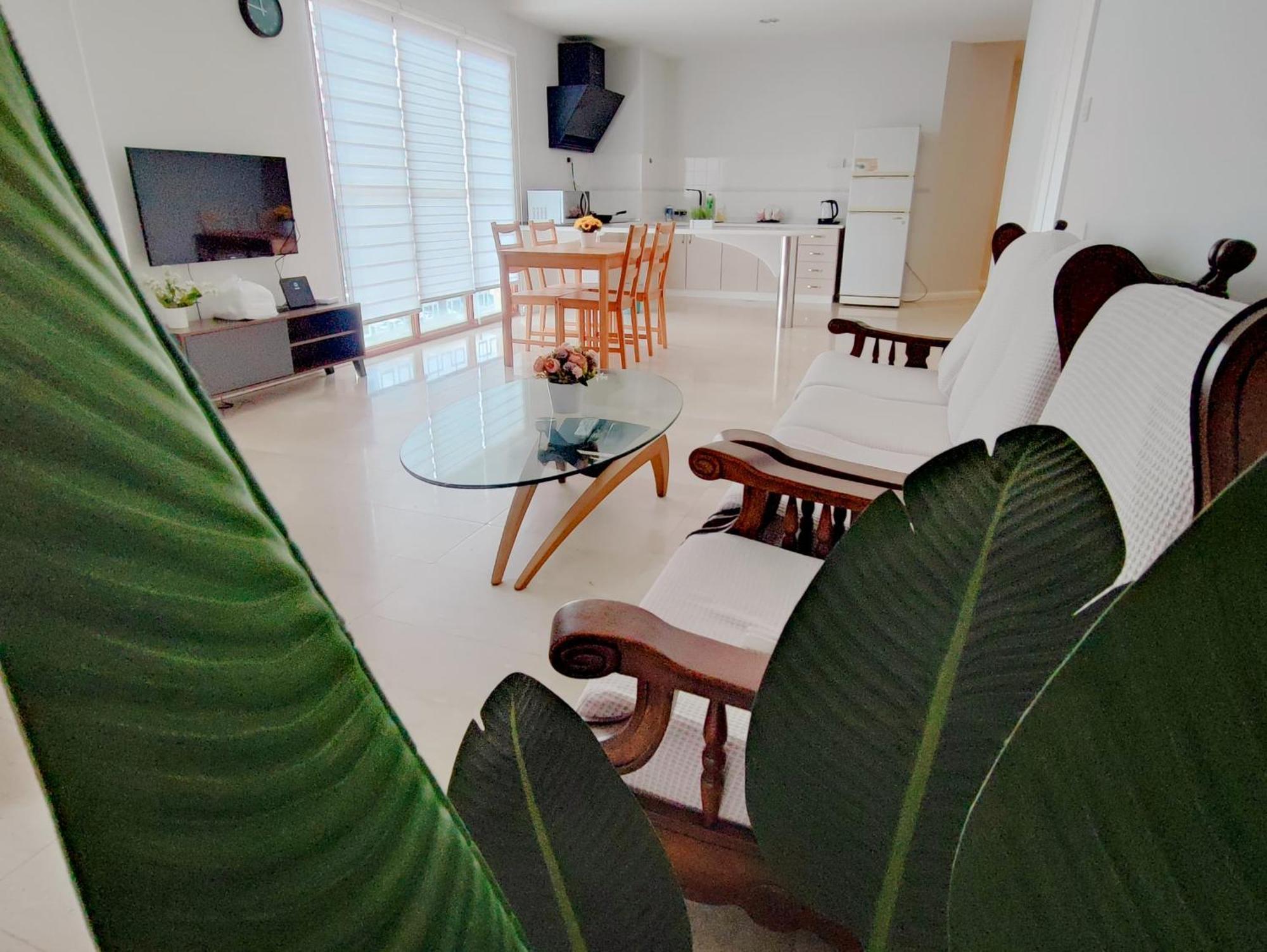 Cozzzy Hut Riverbank Suites Kuching With Spectacular River View Exteriör bild