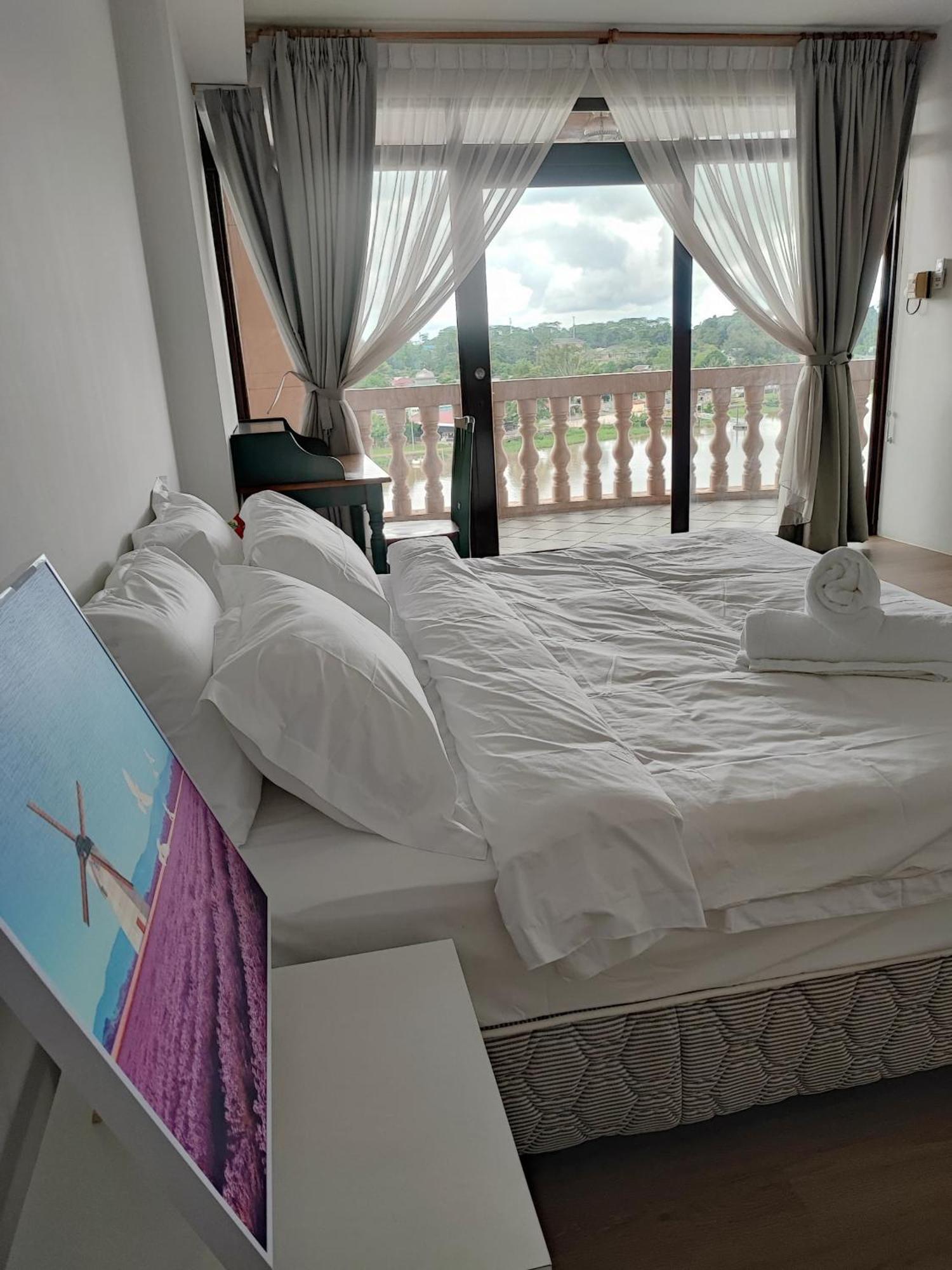 Cozzzy Hut Riverbank Suites Kuching With Spectacular River View Exteriör bild