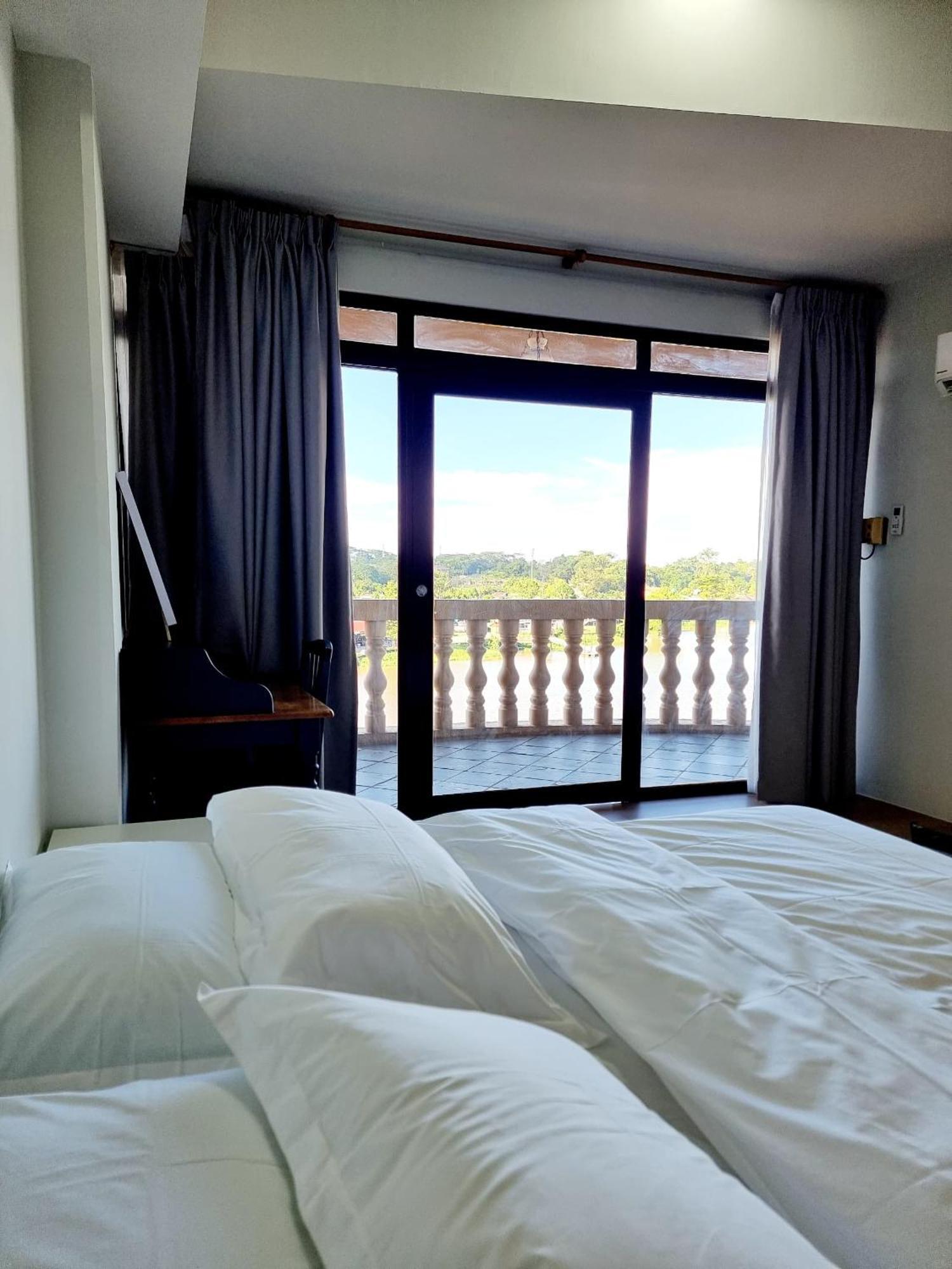 Cozzzy Hut Riverbank Suites Kuching With Spectacular River View Exteriör bild